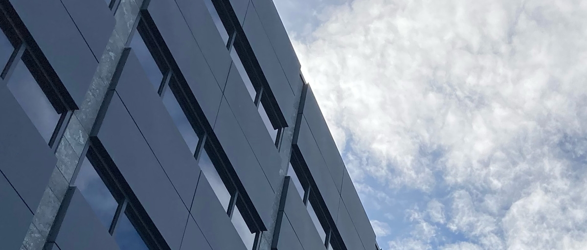 A&eth; verja heimilin me&eth; &thorn;v&iacute; a&eth; merja &thorn;au