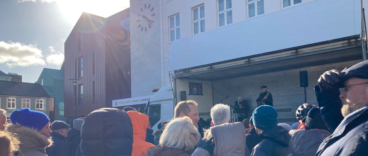 Skrifstofan loku&eth; &iacute; j&uacute;l&iacute;